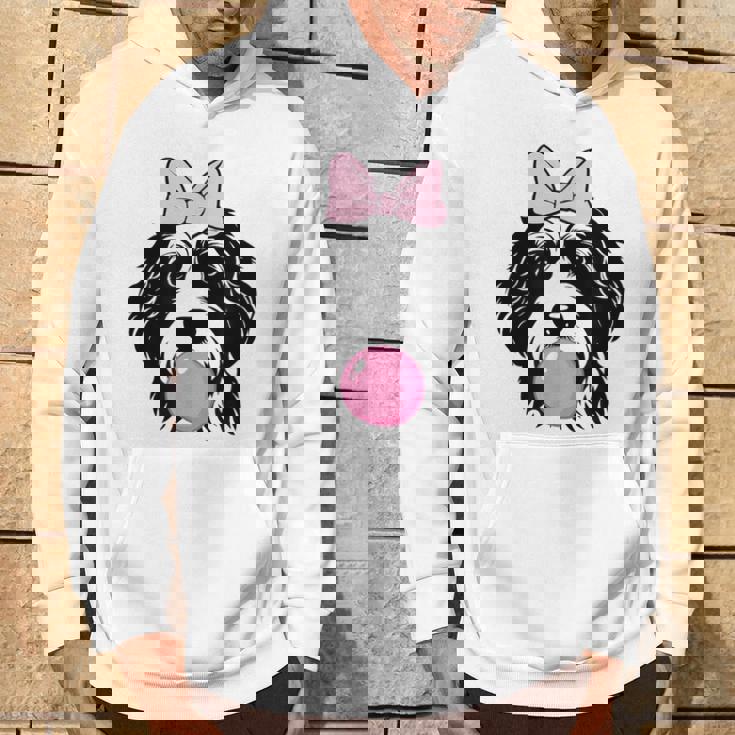 バブルガムを持つバーネドゥードル犬 パーカー ライフスタイル