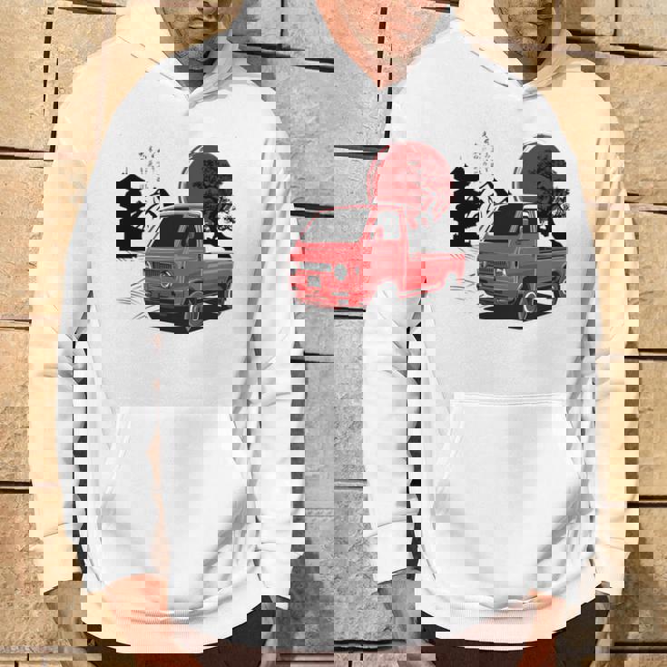 レトロな赤いミニトラックと日本の夕日。 長袖tシャツ パーカー ライフスタイル