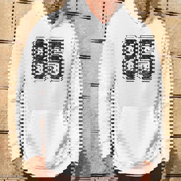 背中に85番 パーカー ライフスタイル