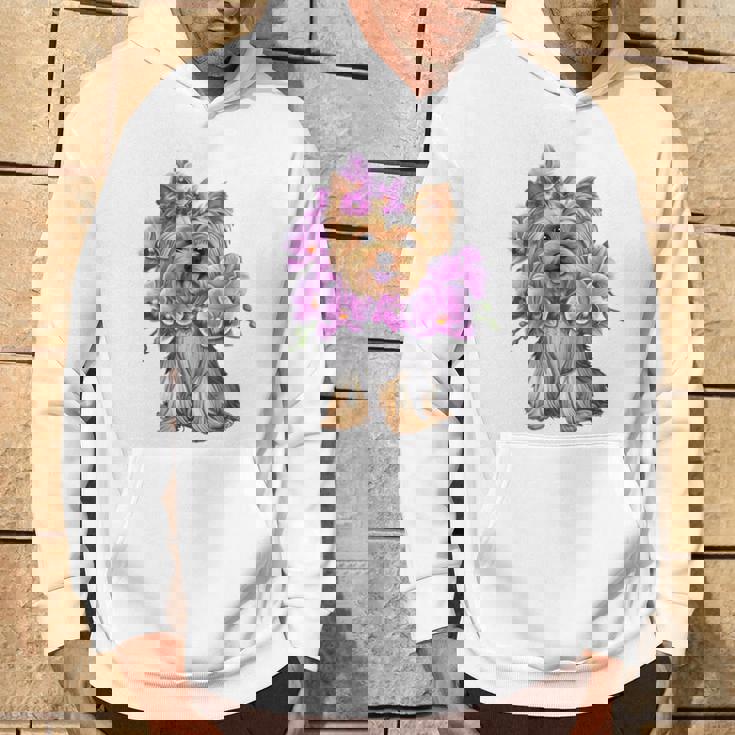 花を持つヨークシャー テリア 長袖tシャツ パーカー ライフスタイル