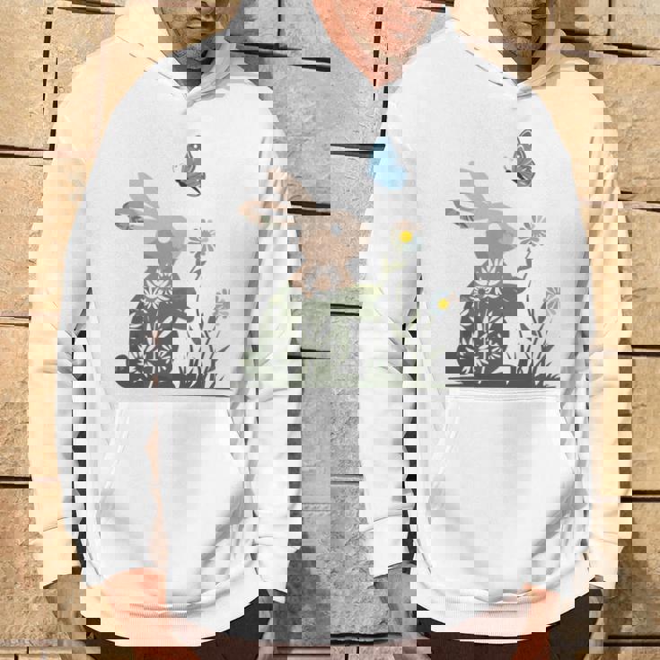 蝶のイースターとデイジーを保持している甘いウサギのウサギ 長袖tシャツ パーカー ライフスタイル