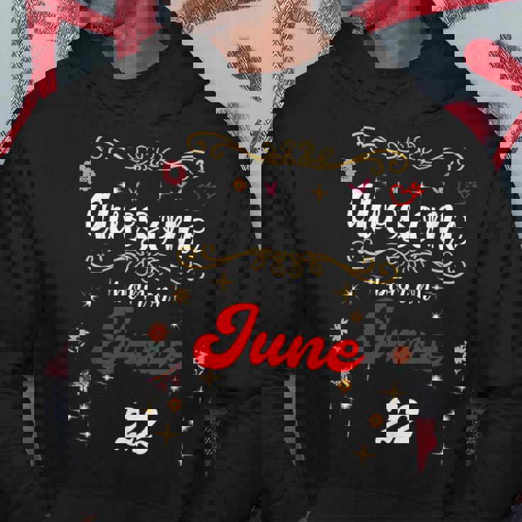 6月22日の誕生日に生まれた素晴らしい花と蝶。 パーカー 面白い贈り物