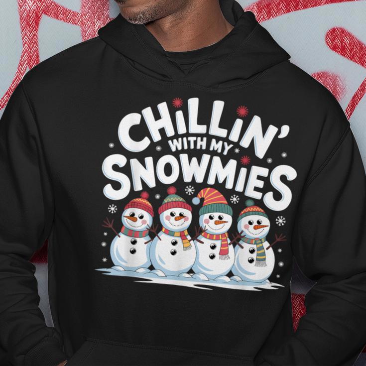 Chilling With Mynowmies 冬の雪だるまファミリーデザイン パーカー 面白い贈り物