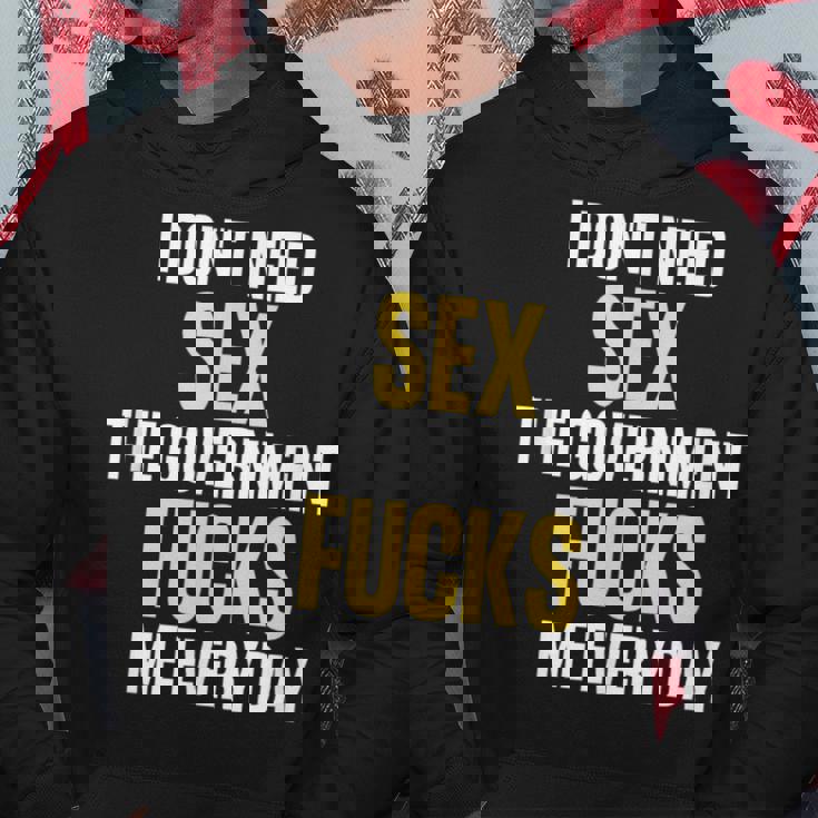 I Don't Needegs The Government F's Me Daily パーカー 面白い贈り物