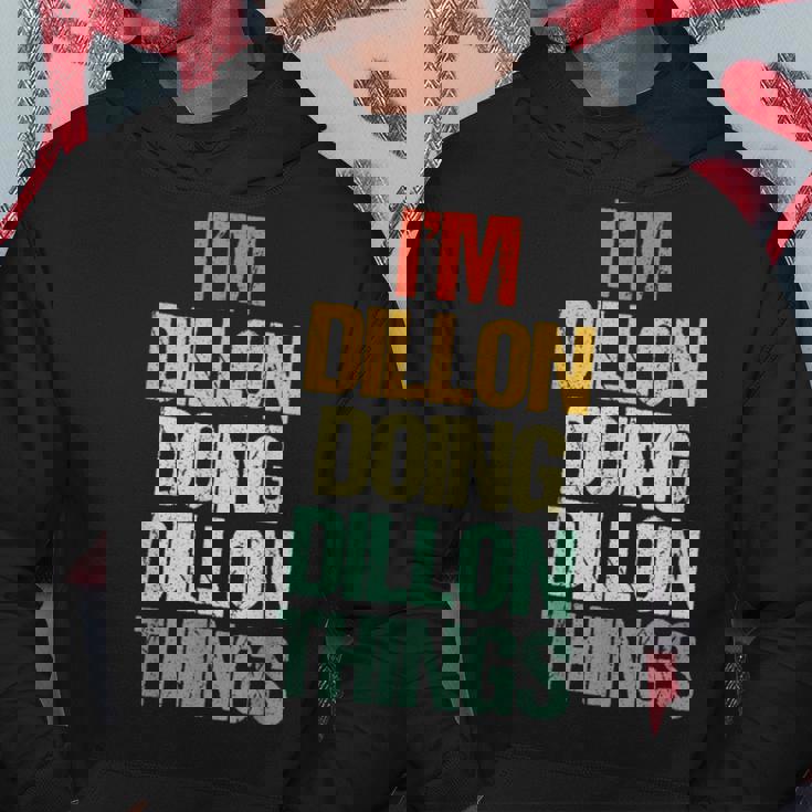 I'm Dillon Doing Dillon Things – 楽しい言葉でクールな名前ディロン パーカー 面白い贈り物