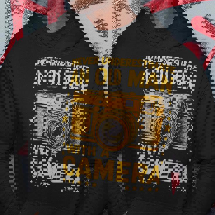 Never Underestimate An Old Man With A Camera レトロ ヴィンテージ パーカー 面白い贈り物