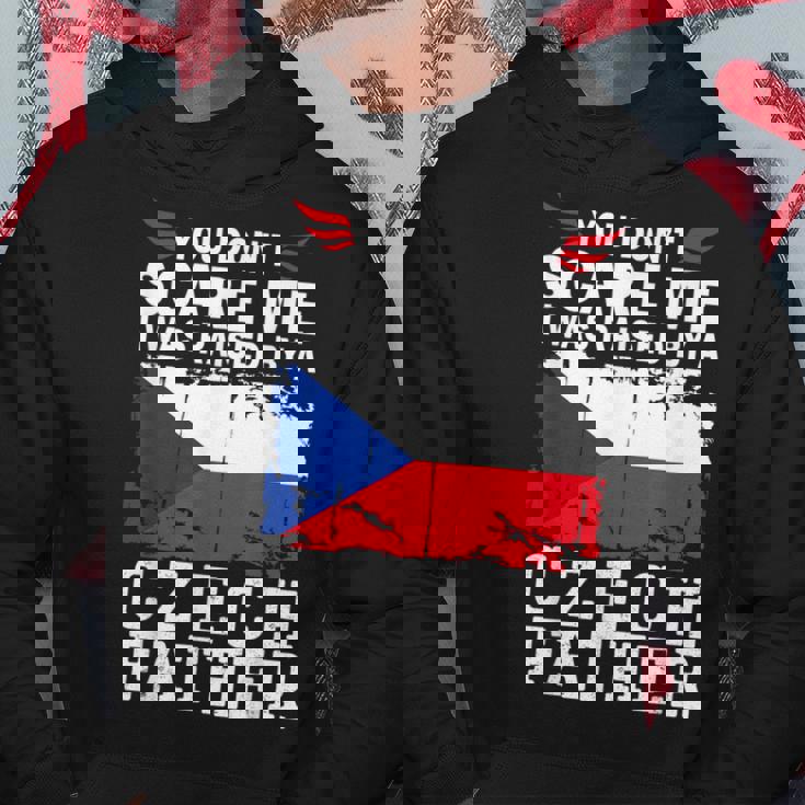 Raised By A Czech Father Father's Day Czech Republic Flag パーカー 面白い贈り物