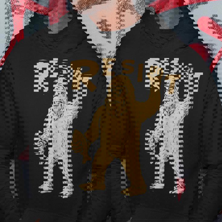 Resist サスカッチティー—面白いクリプティッド抗議 パーカー 面白い贈り物