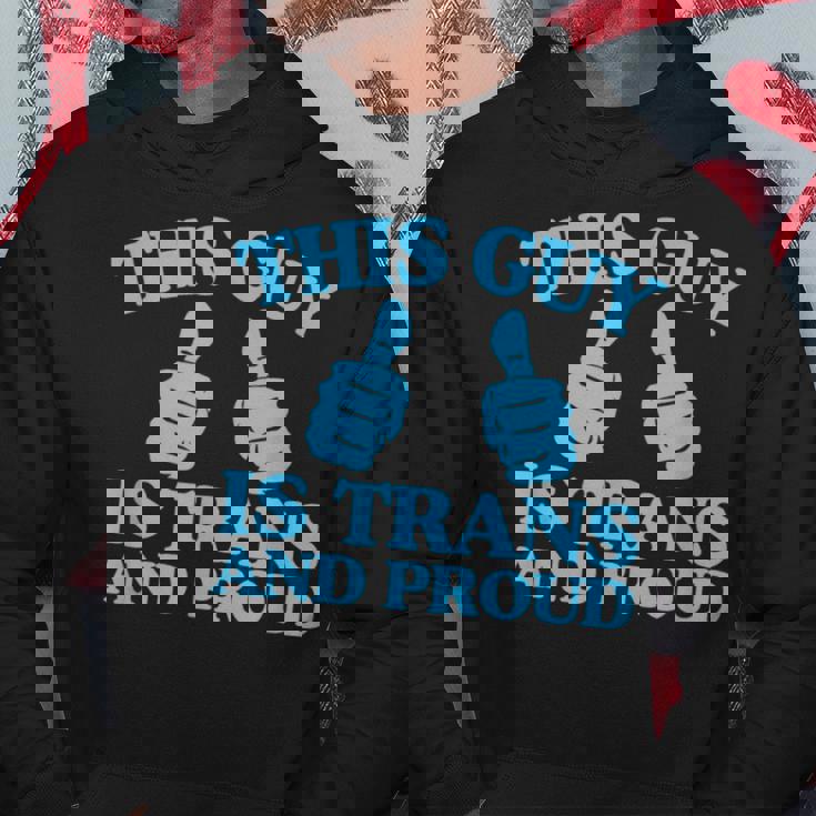 この男はトランスジェンダーで誇り高きトランスジェンダープライド二本指 パーカー 面白い贈り物