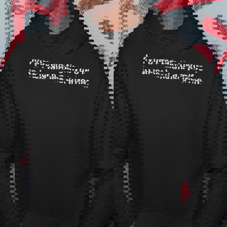 これを読んでいるならあなたは近すぎる彼にはガールフレンドがいる パーカー 面白い贈り物