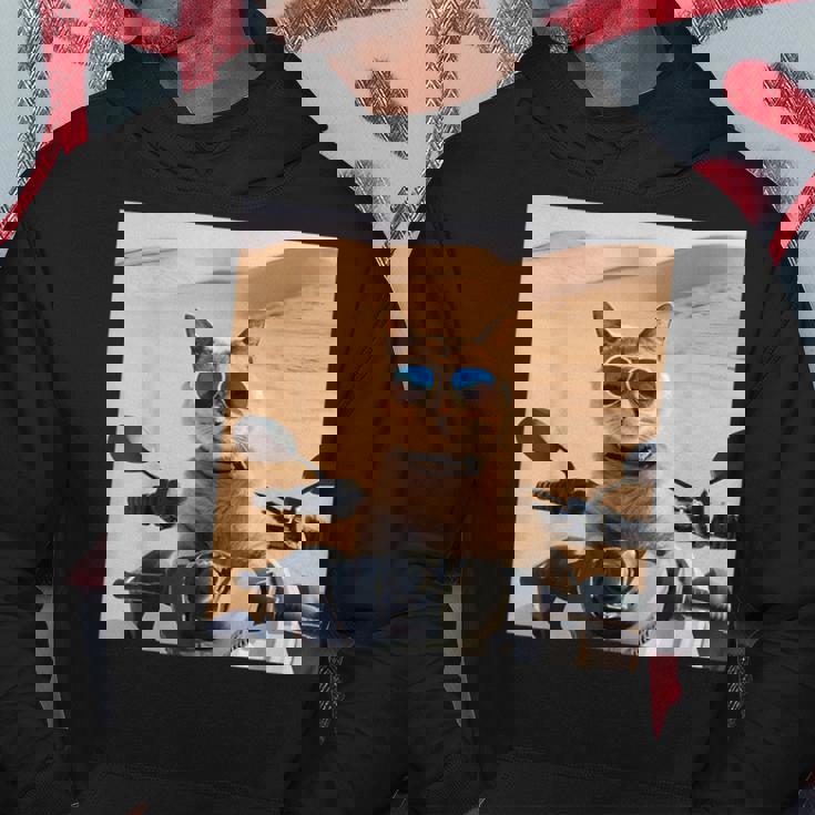 アラビア砂漠でサングラスをかけた猫、ドバイにマッチ。 パーカー 面白い贈り物