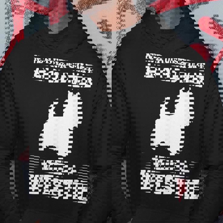 ウェスティ・ドッグを飼っている老人を決して過小評価しないでください パーカー 面白い贈り物