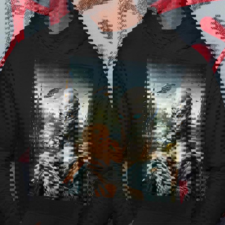 エイリアンホールディングヒューマンベイビーufo地球外接触tシャツ パーカー 面白い贈り物