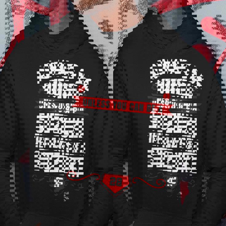 カート・スズキ Always Be Yourself Gameday パーカー 面白い贈り物