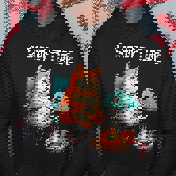 キャンプ Camp Time アウトドア 焚火 おもしろ 犬 柴犬好き 柴犬 名言 文字 面白い ふざけた ネタ パーカー 面白い贈り物