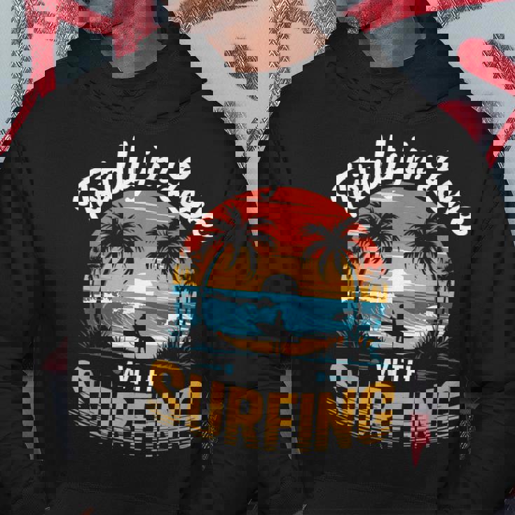 サーフィンサーフボードが大好き。メンズサーフボーダー用。 パーカー 面白い贈り物