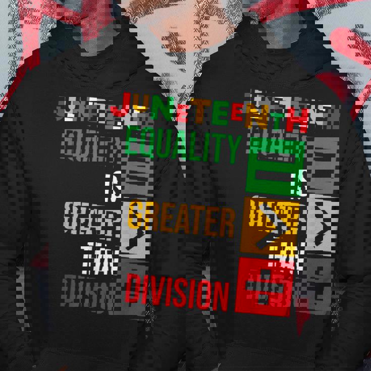 ジューンティーンスの平等は分裂よりも大きい パーカー 面白い贈り物