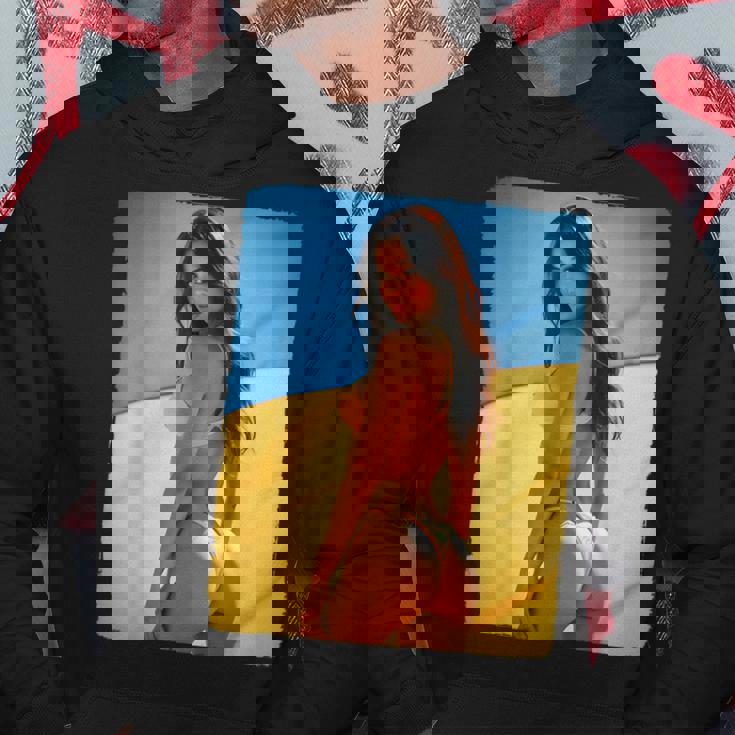 セクシーガールグラフィックtシャツ 「モダンピンナップガール&ウクライナ国旗」 パーカー 面白い贈り物