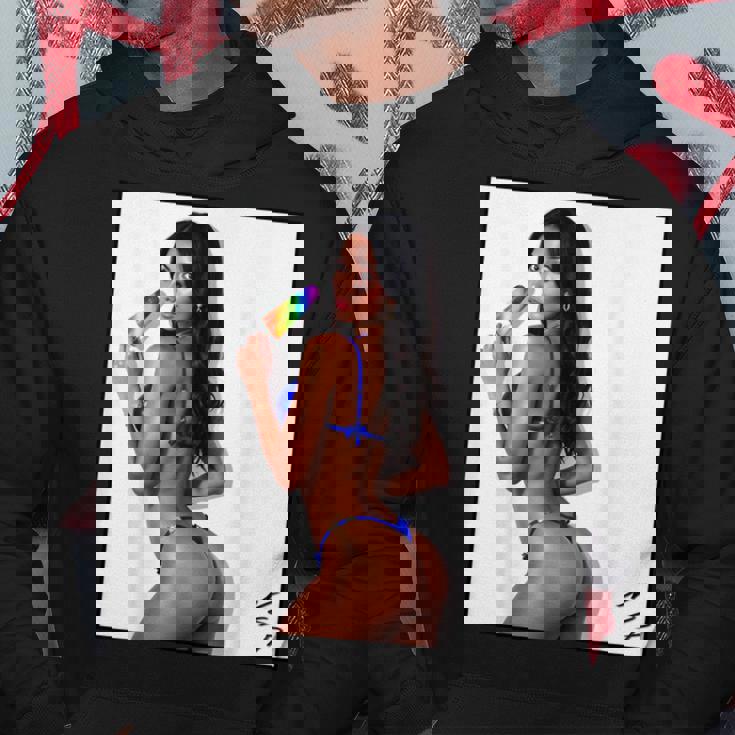 セクシーガールグラフィックtシャツ アイスポップのセクシーなラティーナブーティーガール。 パーカー 面白い贈り物