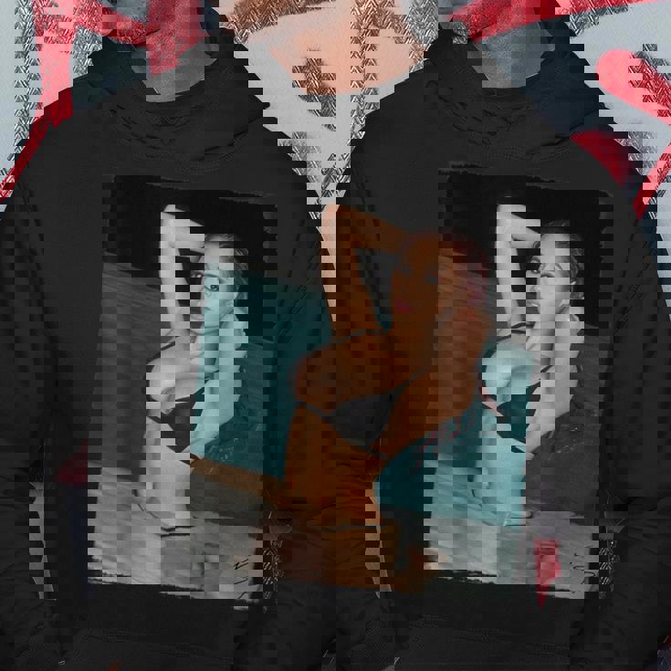 セクシーガールグラフィックtシャツ プールでセクシーなアジアのピンナップガール パーカー 面白い贈り物