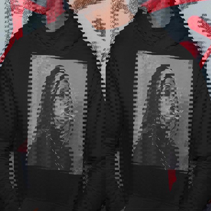 タバコを吸うクールな尼僧、反抗的な尼僧 パーカー 面白い贈り物