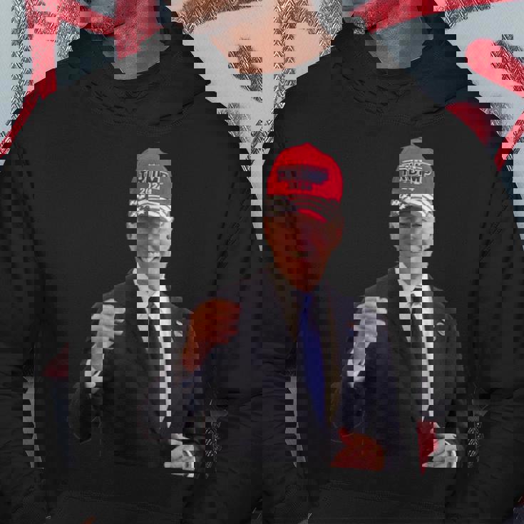 バイデンはトランプの帽子をかぶっています 2024 パーカー 面白い贈り物