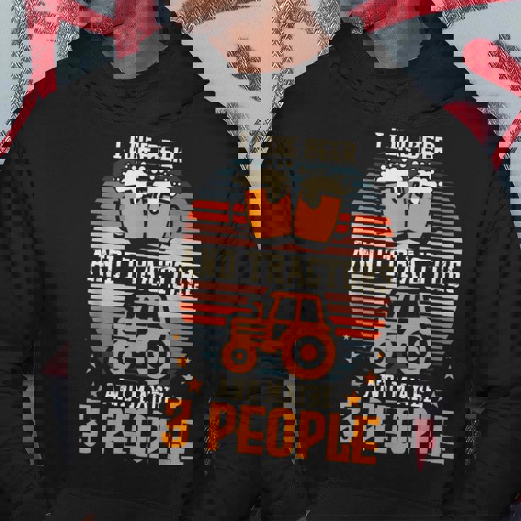 ビールとトラクターが好きで、たぶん3人で農作業をしています。 パーカー 面白い贈り物