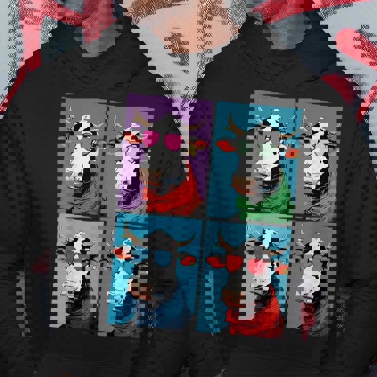 不機嫌そうな牛、エッジの効いた牛のグラフィックデザイン 牛好き向け パーカー 面白い贈り物