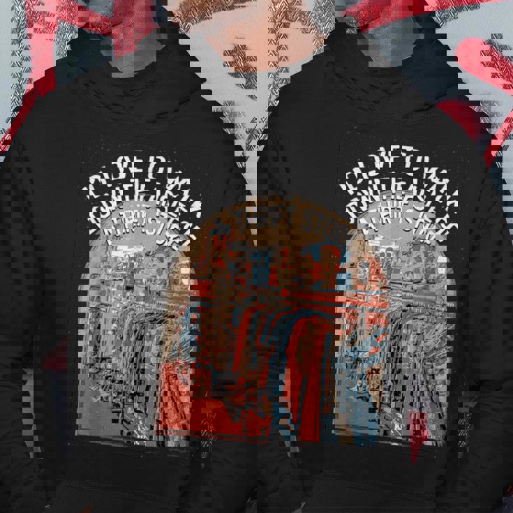 古着屋の通路を歩く面白い古着愛好家 パーカー 面白い贈り物