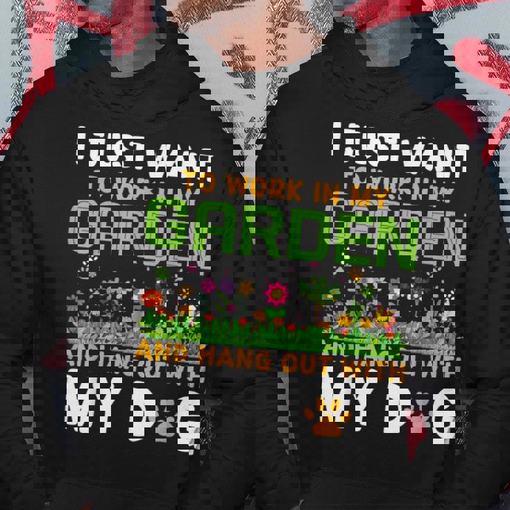 庭で働いて犬とたむろしたい パーカー 面白い贈り物