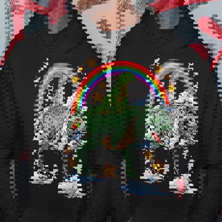 恐竜恐竜に乗る緑のイグアナ パーカー 面白い贈り物