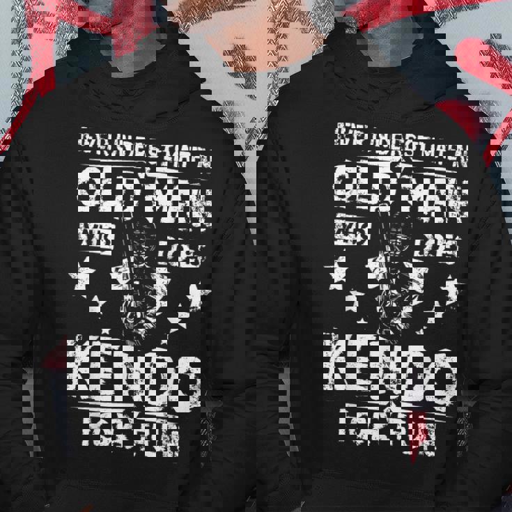 楽しみのために剣道をする老人を決して過小評価しないでください。 パーカー 面白い贈り物