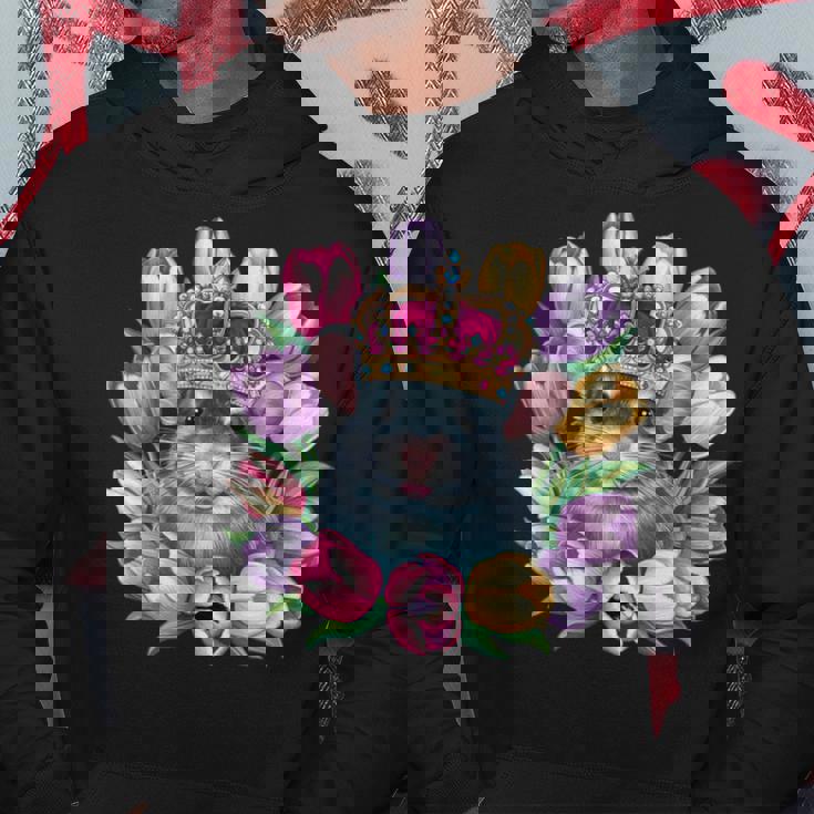 王冠とカラフルなチューリップを持つかわいいチンチラ パーカー 面白い贈り物