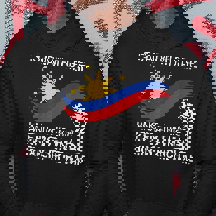 私はドゥテルテのtシャツを着て立っています。私は何の役にも立たないフィリピン人ではありません パーカー 面白い贈り物