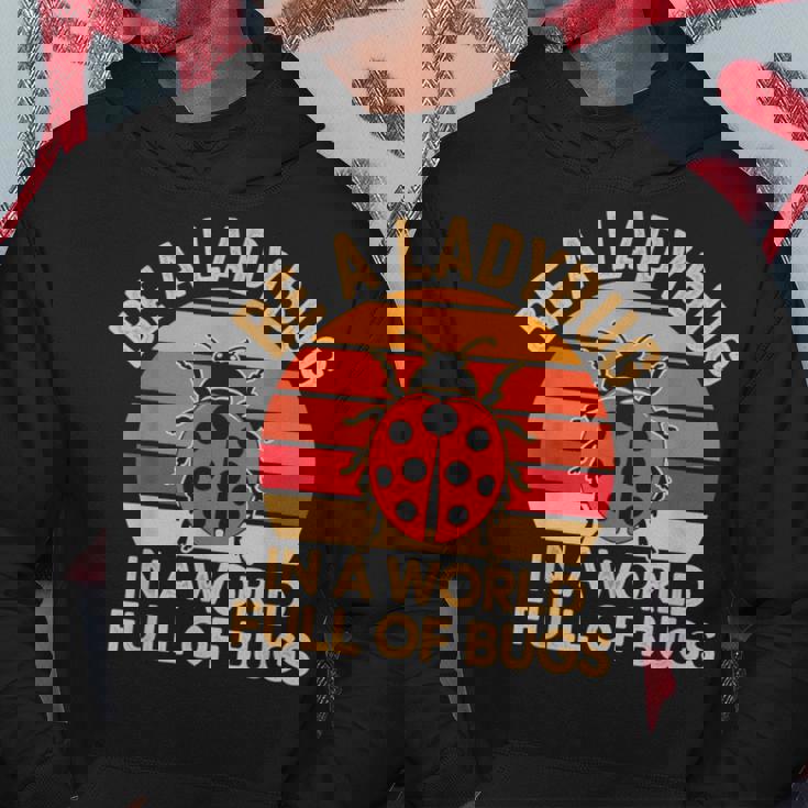 虫だらけの世界でてんとう虫になろう レトロなてんとう虫 パーカー 面白い贈り物