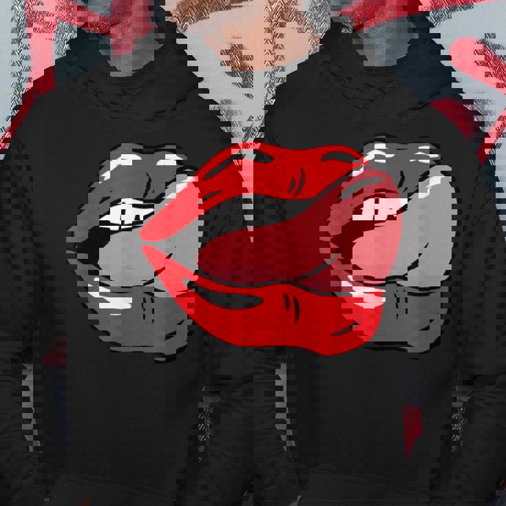 赤い唇を舐めるロックンロールグラフィック。 パーカー 面白い贈り物