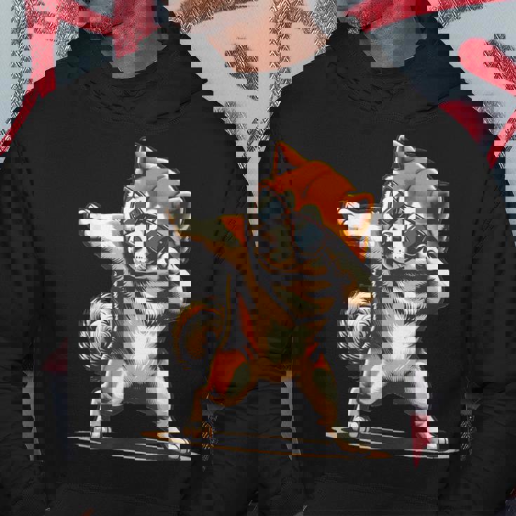 軽く叩く秋田犬 踊る軽く叩く犬 パーカー 面白い贈り物