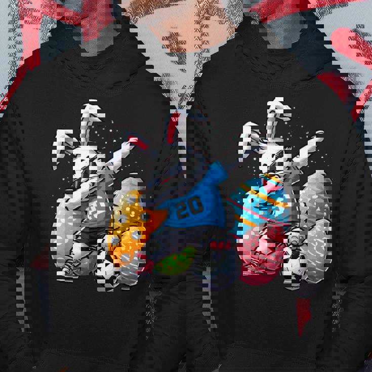 面白いイースターバニーとサッカーボールで軽くたたくイースターバニー。 パーカー 面白い贈り物