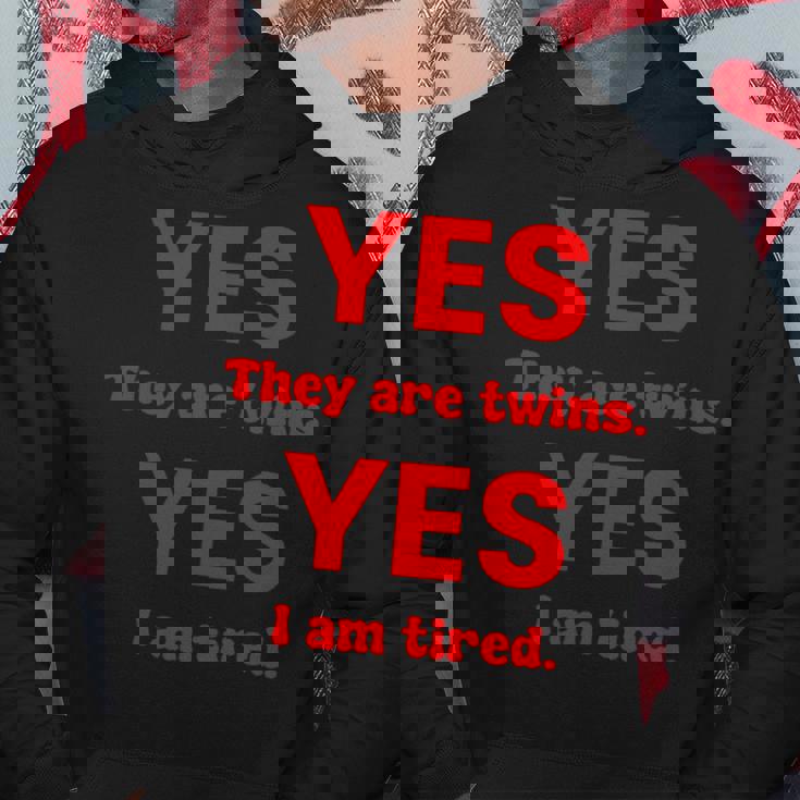 面白い双子子育てはい双子ですはい私は疲れています パーカー 面白い贈り物