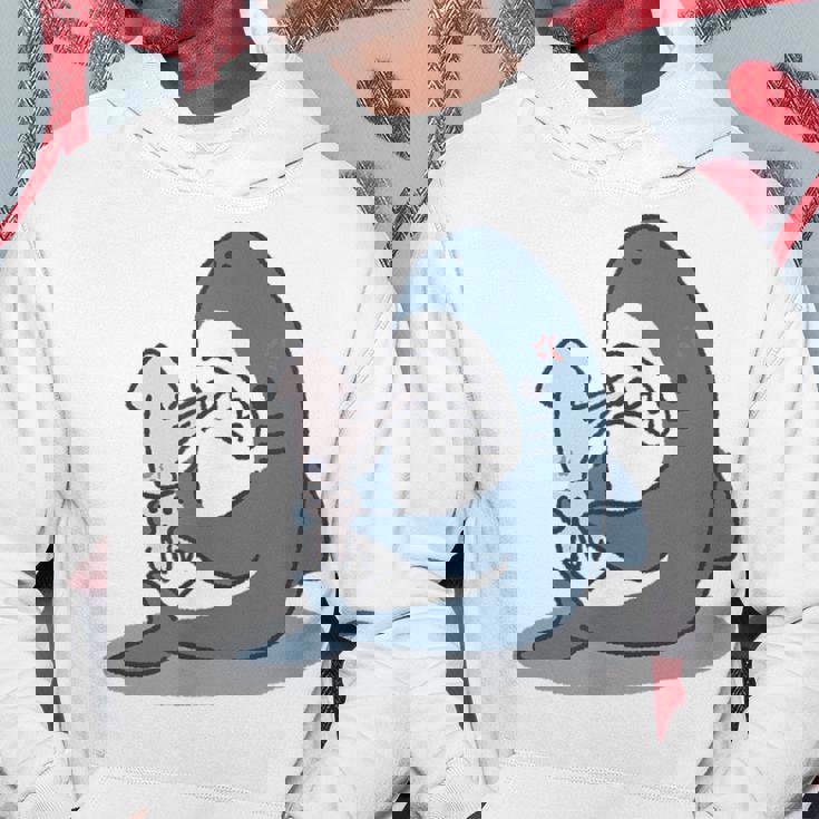 イカを噛み切ることができないサメ パーカー 面白い贈り物