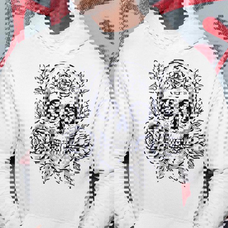 スカルと花の伝統的なタトゥースタイル パーカー 面白い贈り物