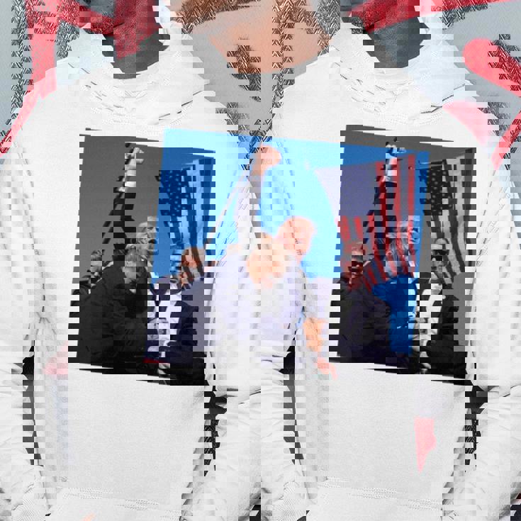 トランプ大統領のために祈り、決して降伏しない、神の祝福トランプ。 長袖tシャツ パーカー 面白い贈り物