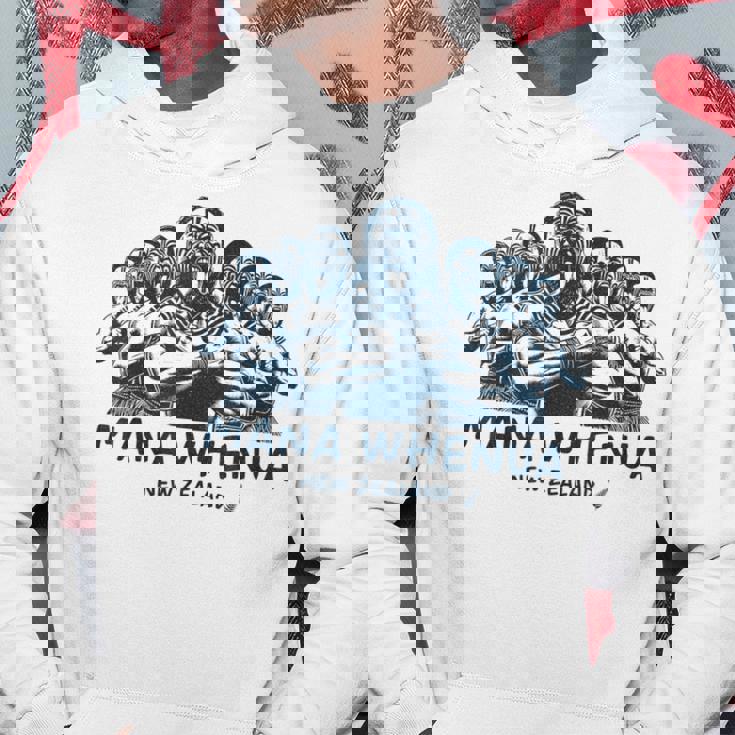 ニュージーランドのマオリ戦士がハカを披露 パーカー 面白い贈り物