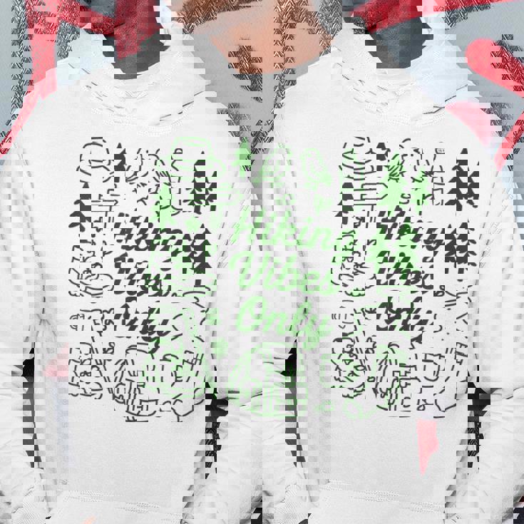 ハイキング バイブスオンリー 自然 落書き アート ミニマリスト 森林愛好家 パーカー 面白い贈り物