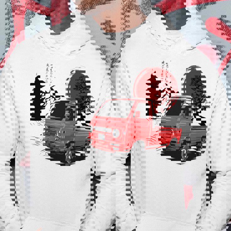 レトロな赤いミニトラックと日本の夕日。 長袖tシャツ パーカー 面白い贈り物