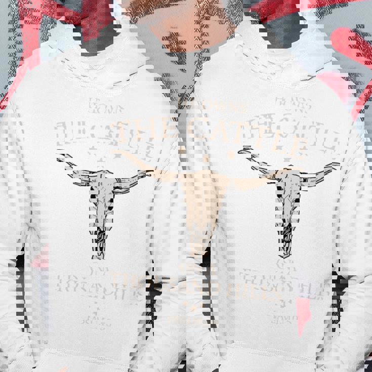 彼はザ・キャトル・オン・ア・サウザンド・ヒルズのクリスチャン・カウ・フェイス 長袖tシャツ パーカー 面白い贈り物