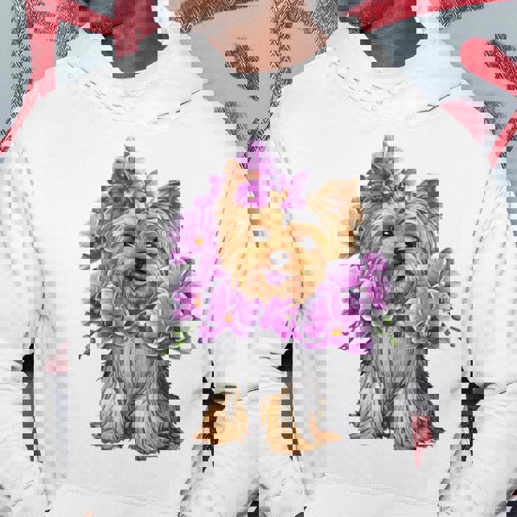 花を持つヨークシャー テリア 長袖tシャツ パーカー 面白い贈り物