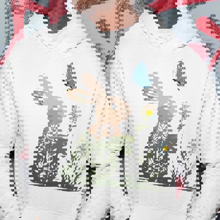 蝶のイースターとデイジーを保持している甘いウサギのウサギ 長袖tシャツ パーカー 面白い贈り物