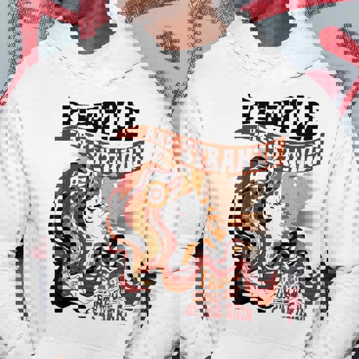 雨から顔が出てきて変な人が多いアパレル パーカー 面白い贈り物