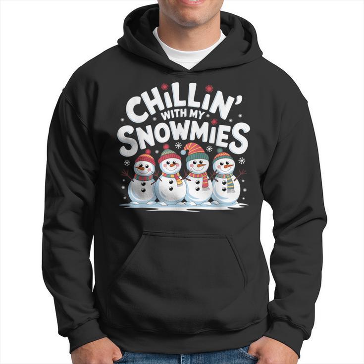Chilling With Mynowmies 冬の雪だるまファミリーデザイン パーカー